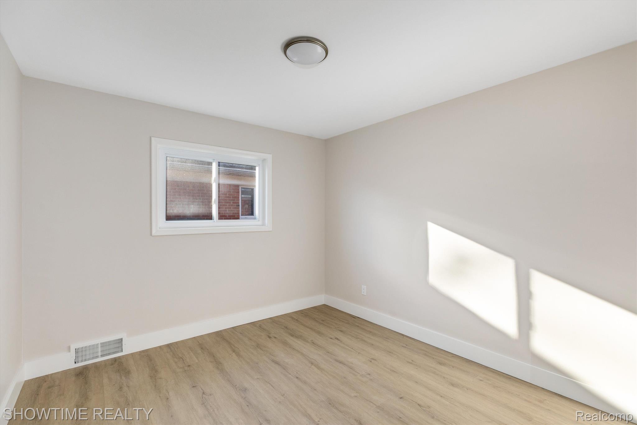 1476 N CUSTER Avenue