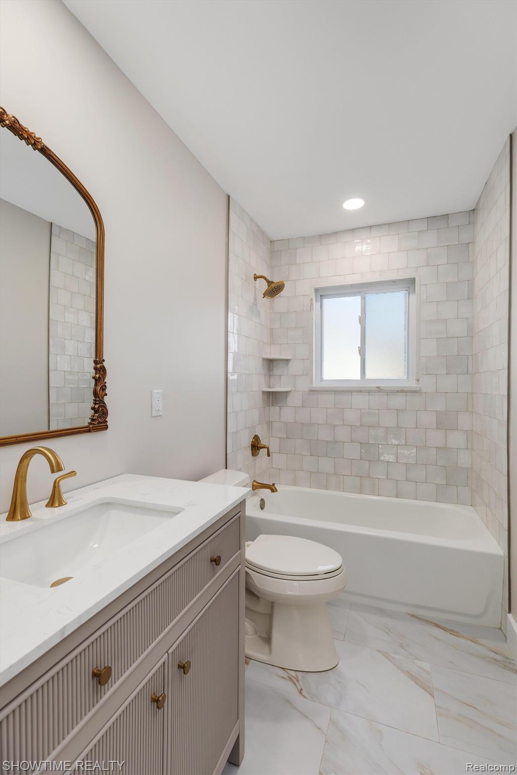 1476 N CUSTER Avenue