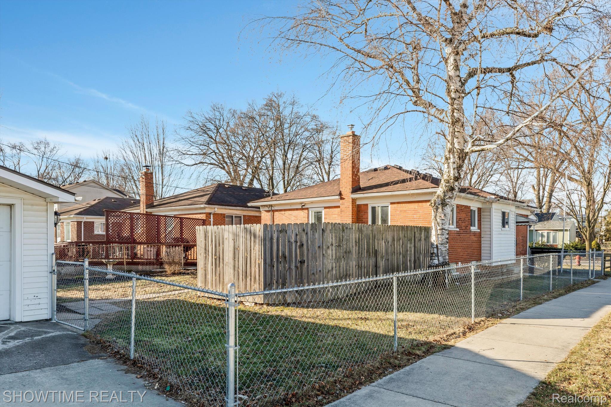 1476 N CUSTER Avenue