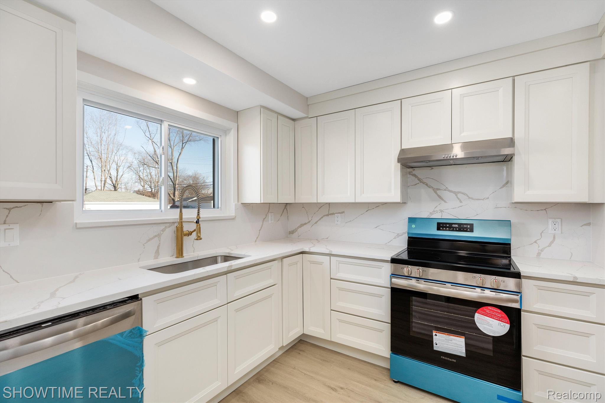 1476 N CUSTER Avenue