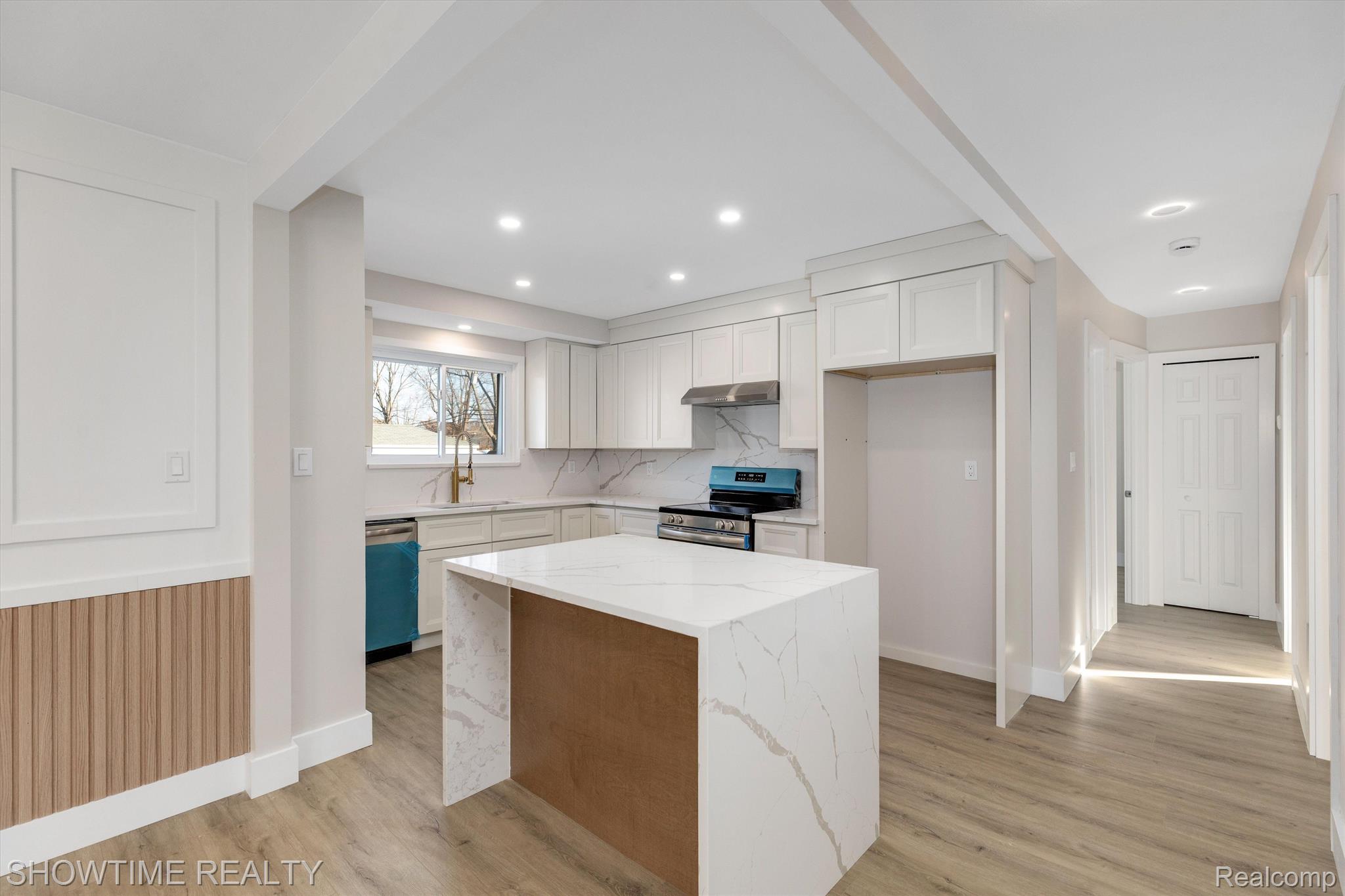 1476 N CUSTER Avenue