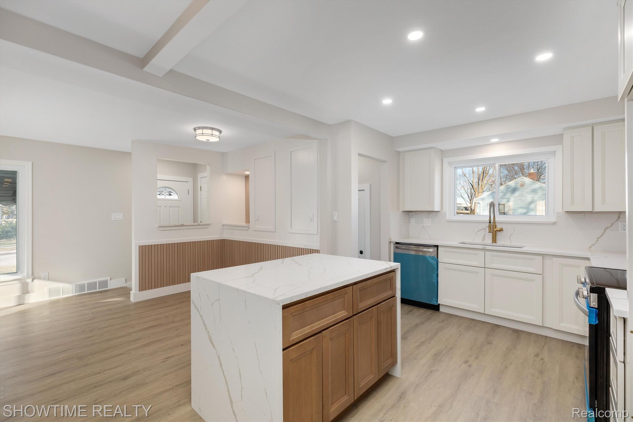 1476 N CUSTER Avenue