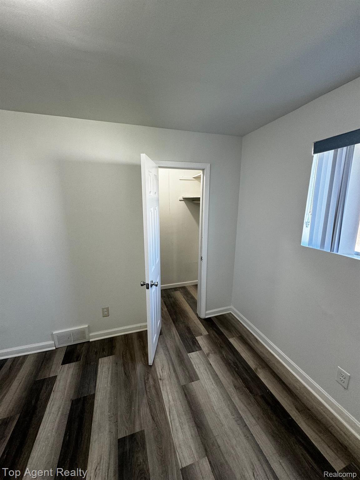 30486 GROVELAND Street