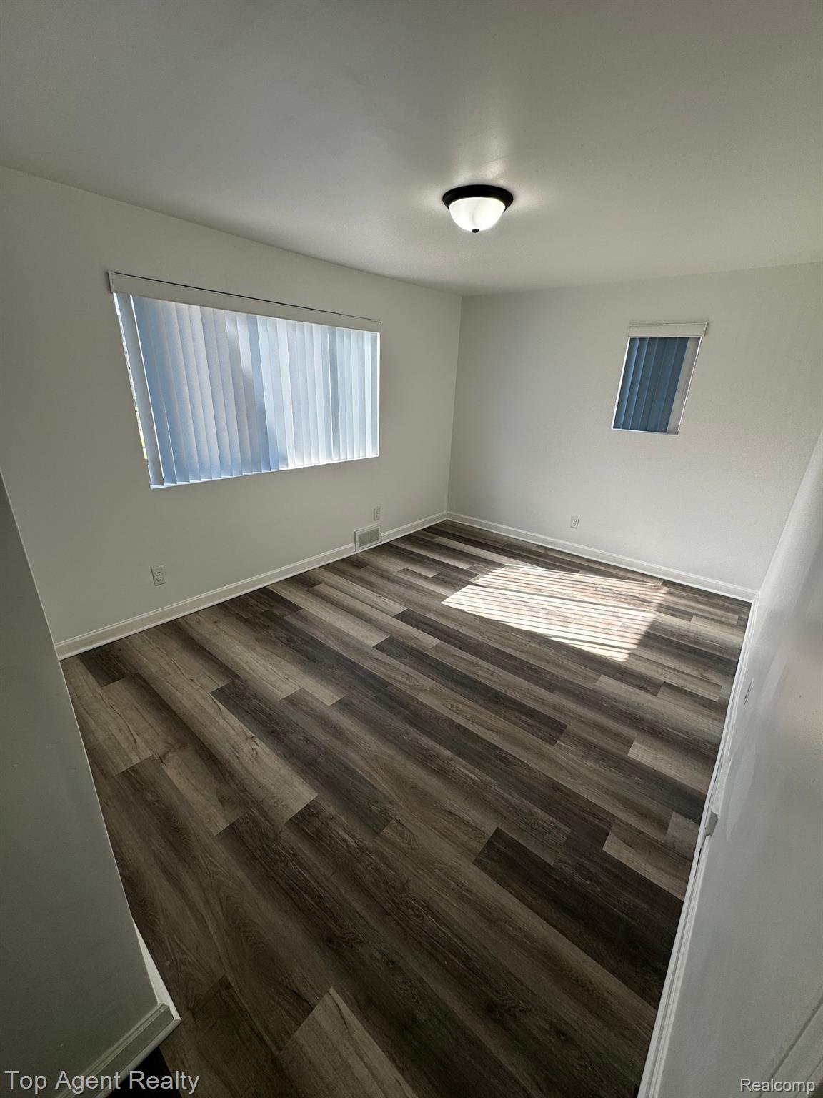 30486 GROVELAND Street