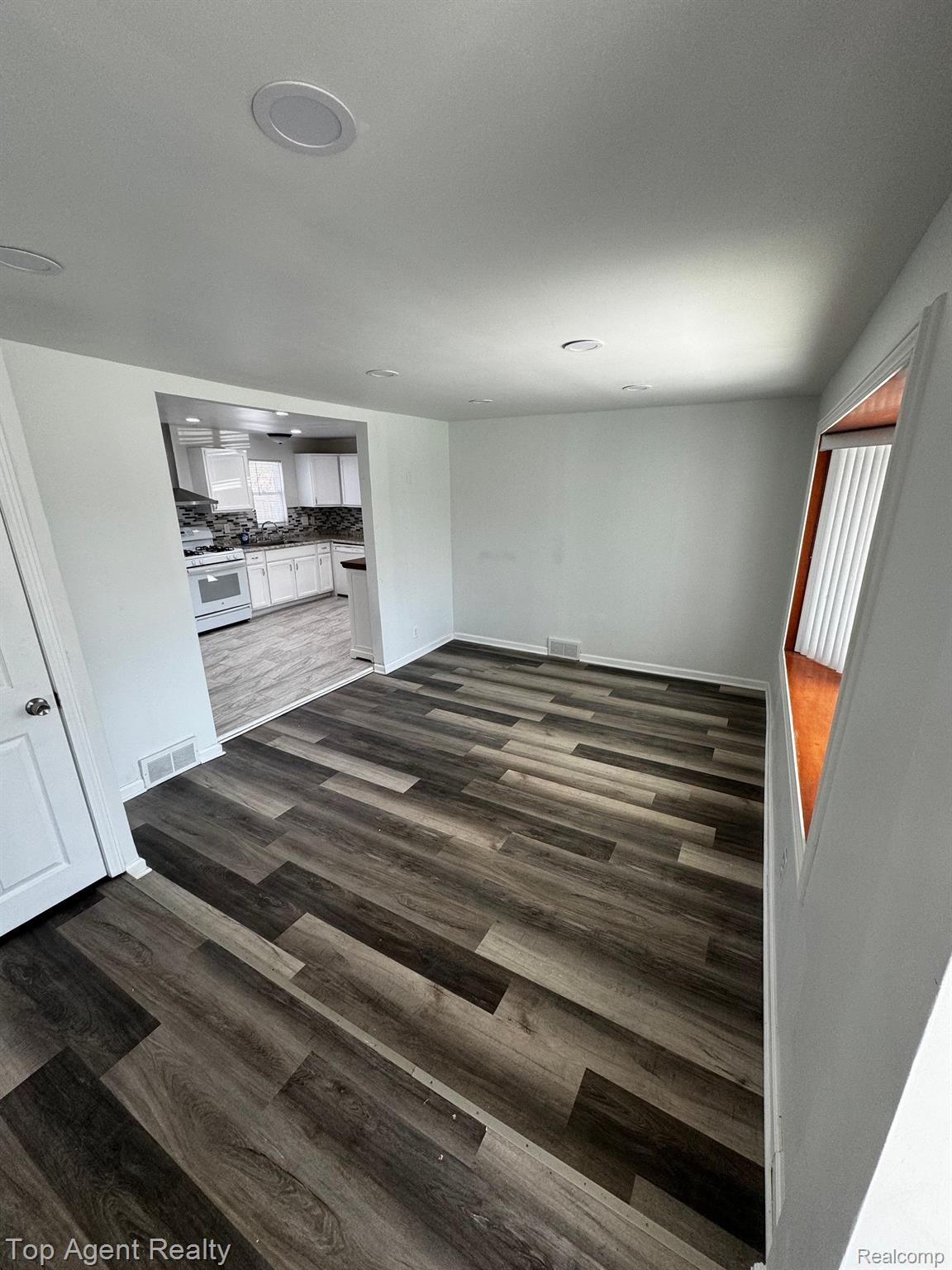 30486 GROVELAND Street