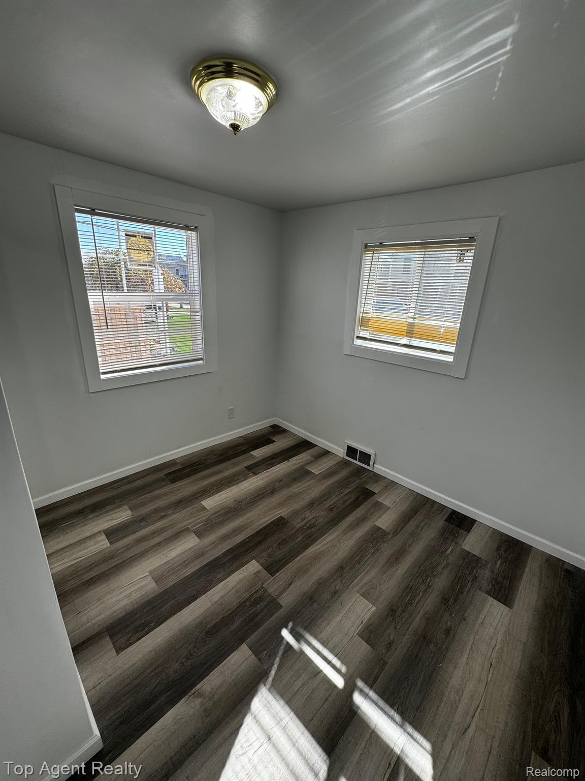 30486 GROVELAND Street