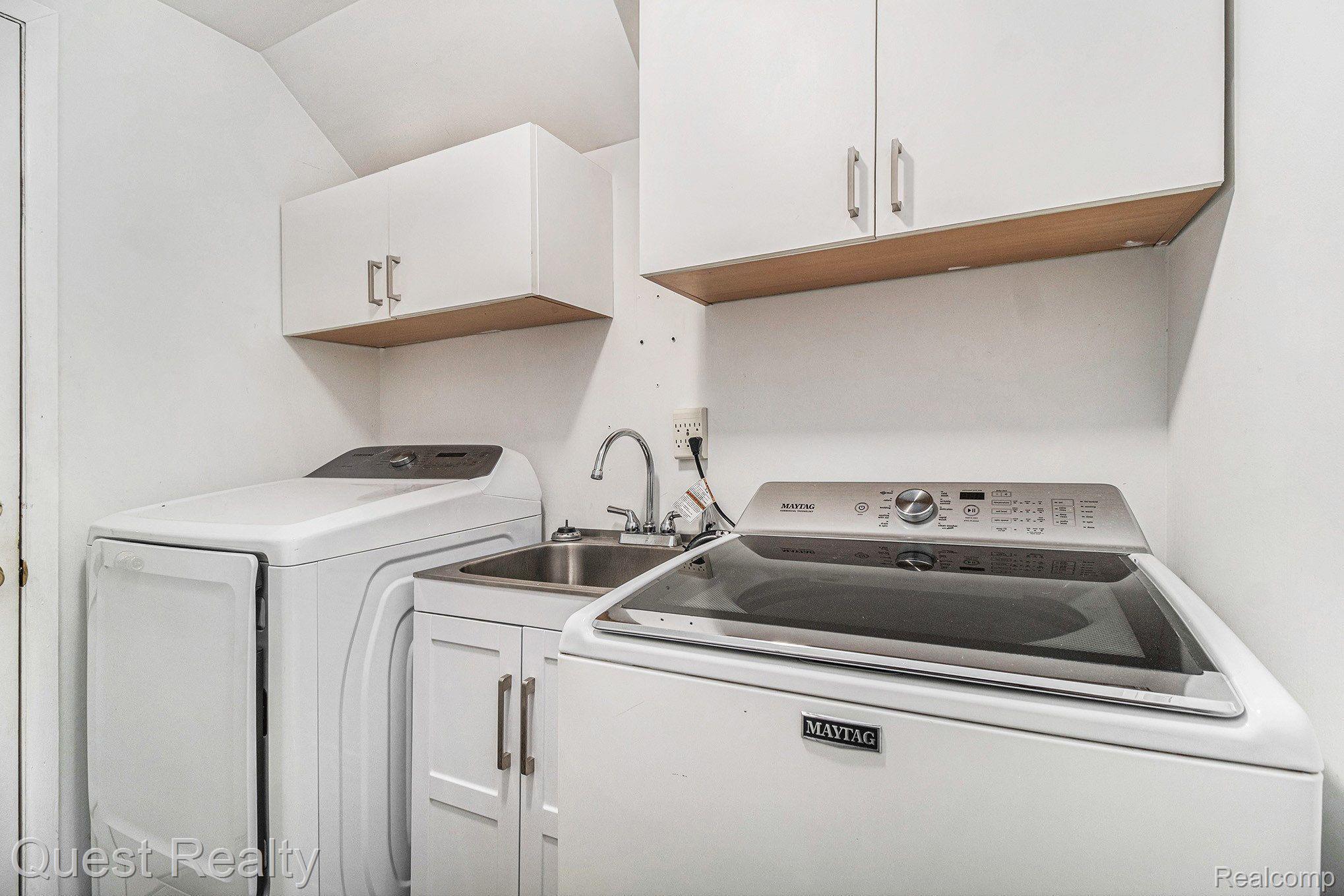 3025 ROCKHAVEN Avenue