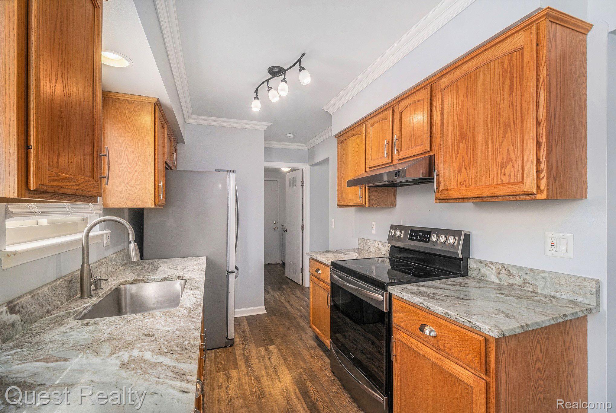 3025 ROCKHAVEN Avenue