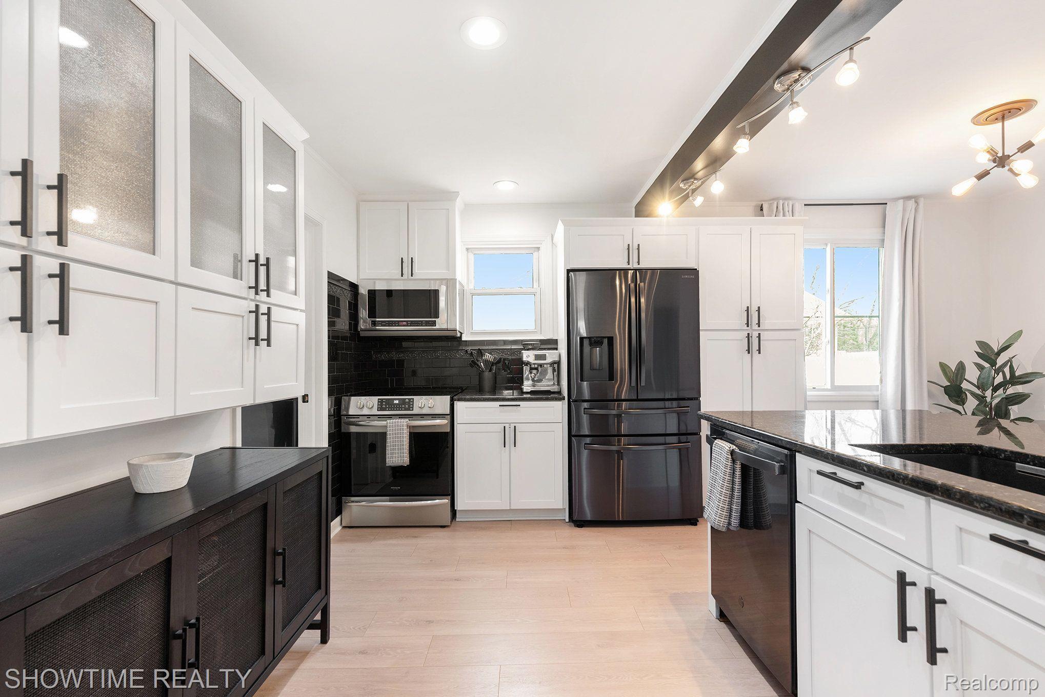 46707 VINEYARD Avenue