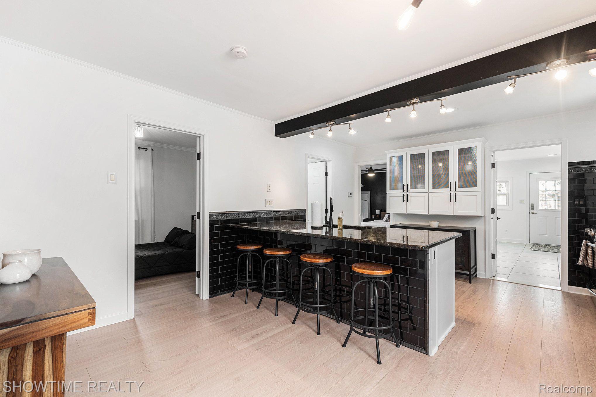 46707 VINEYARD Avenue