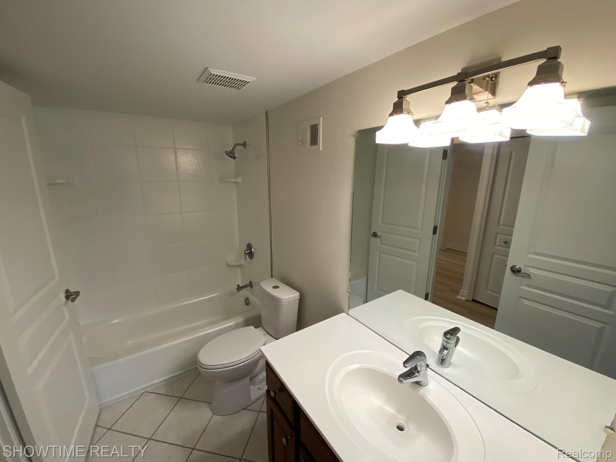 1697 Riverside Drive 18