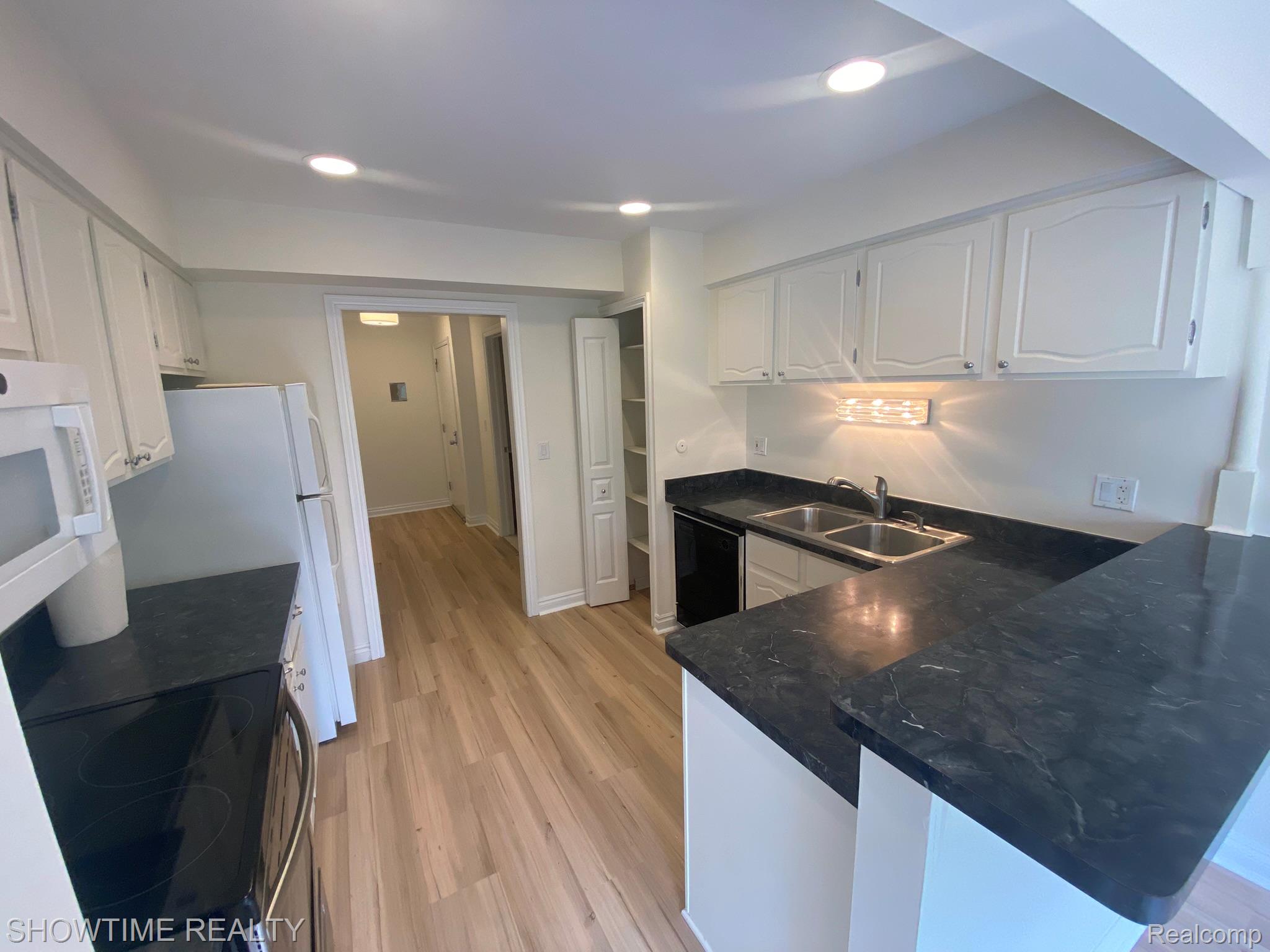 1697 Riverside Drive 18