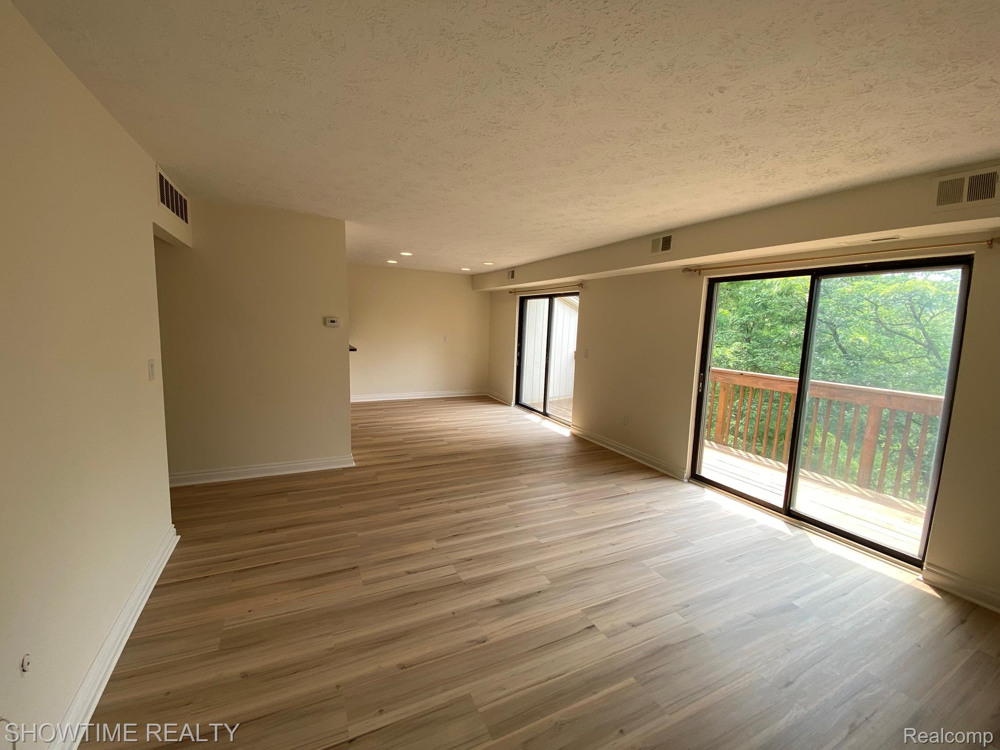 1697 Riverside Drive 18