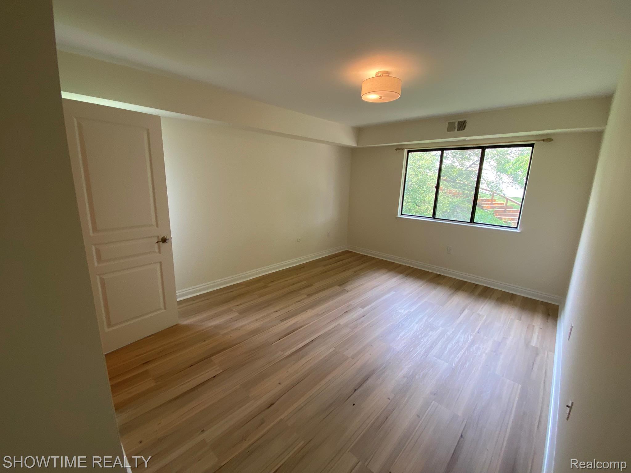 1697 Riverside Drive 18