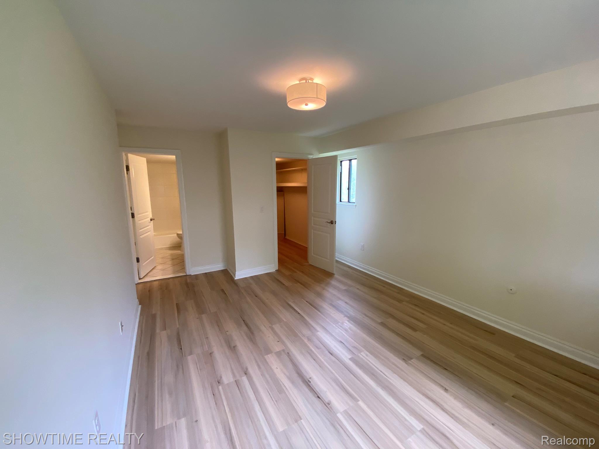 1697 Riverside Drive 18