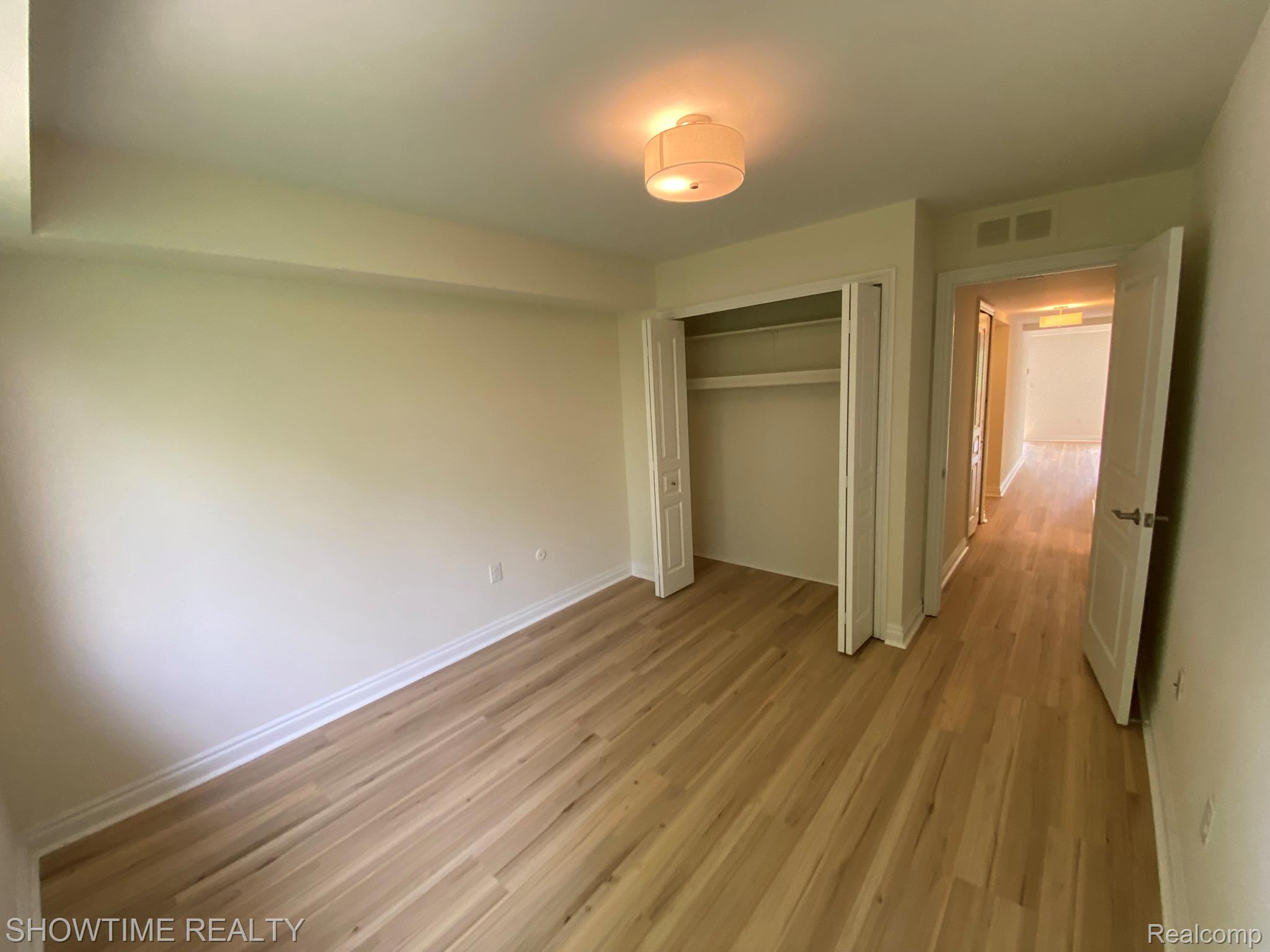 1697 Riverside Drive 18