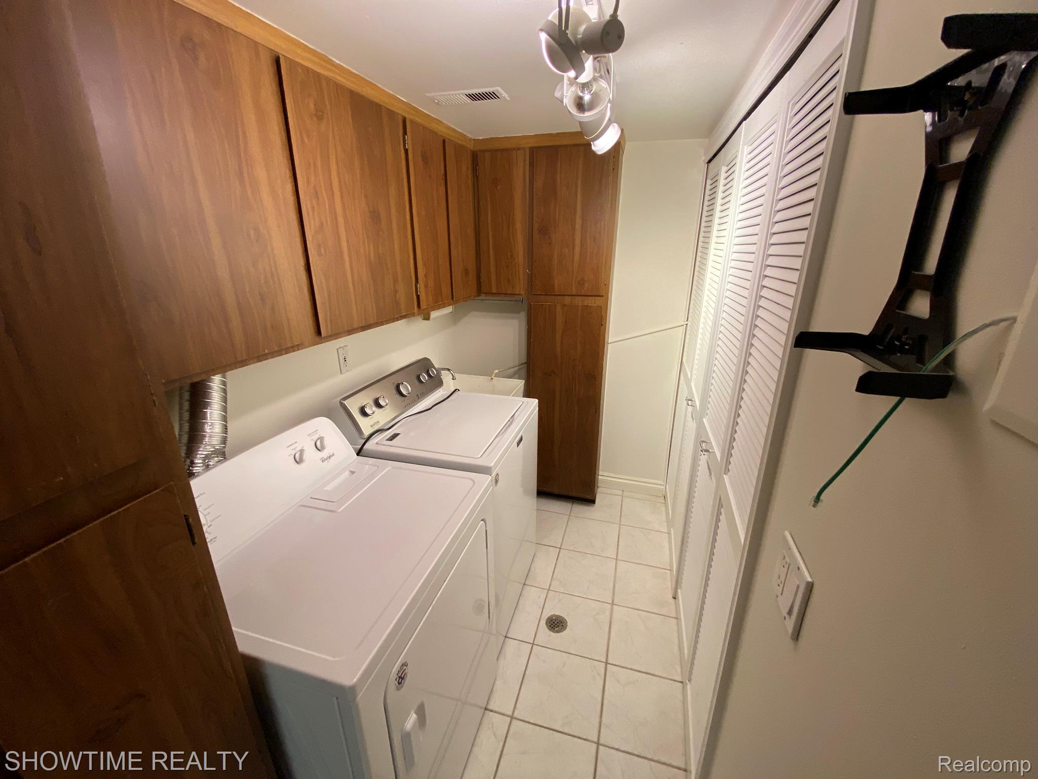 1697 Riverside Drive 18