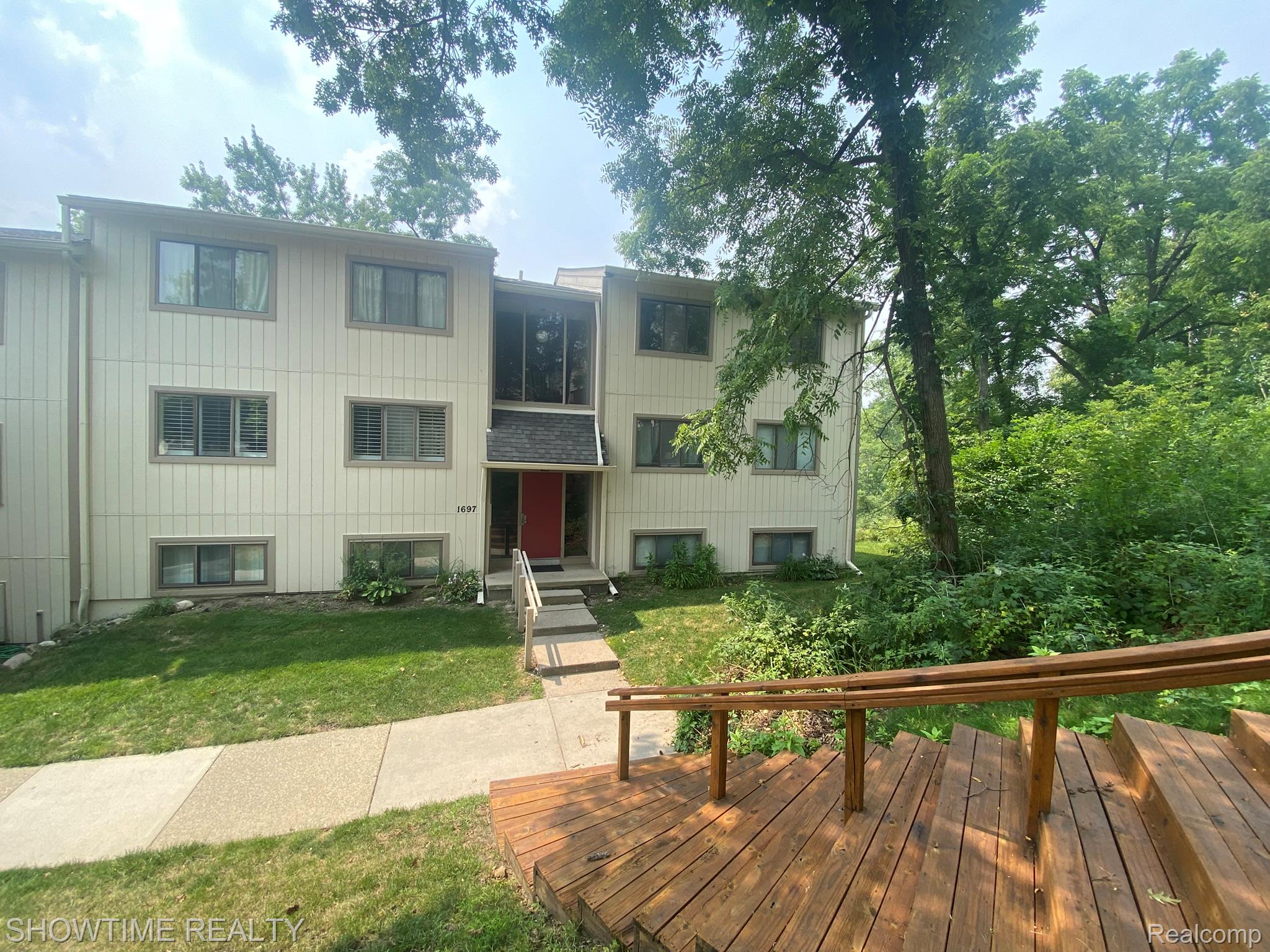 1697 Riverside Drive 18