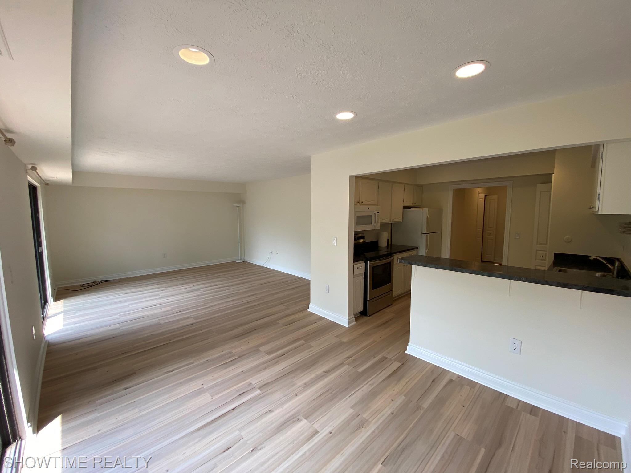 1697 Riverside Drive 18
