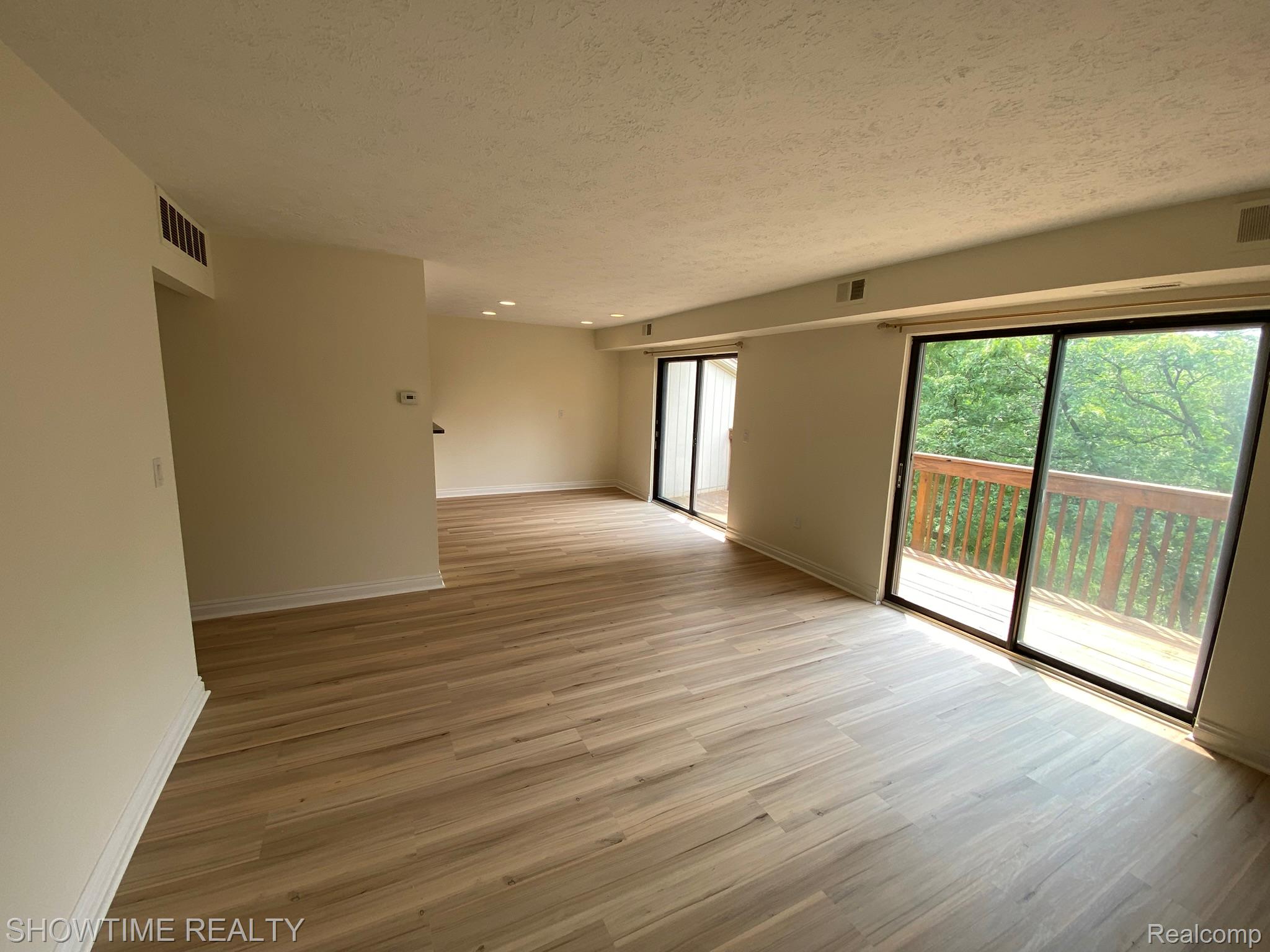 1697 Riverside Drive 18