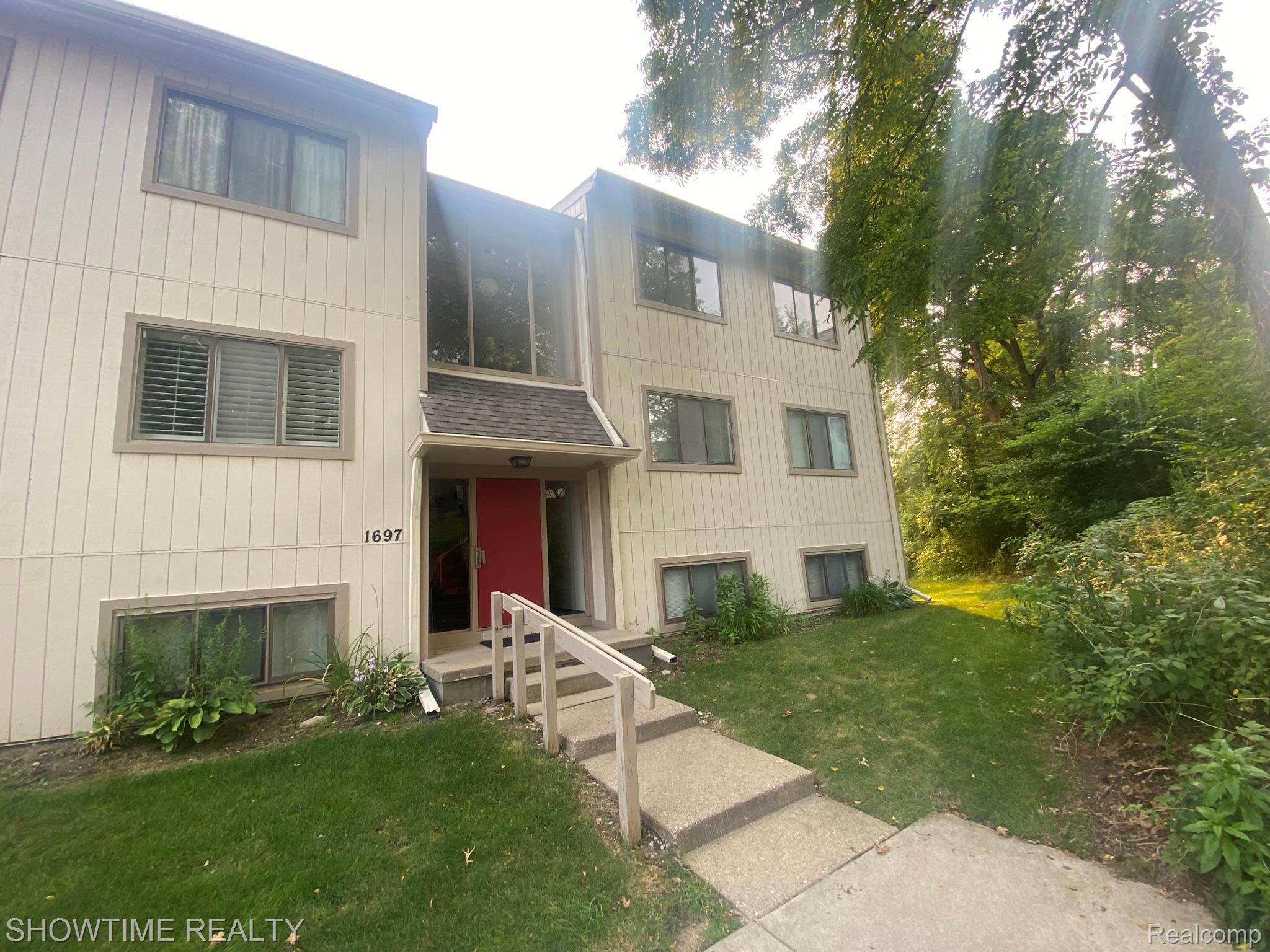 1697 Riverside Drive 18