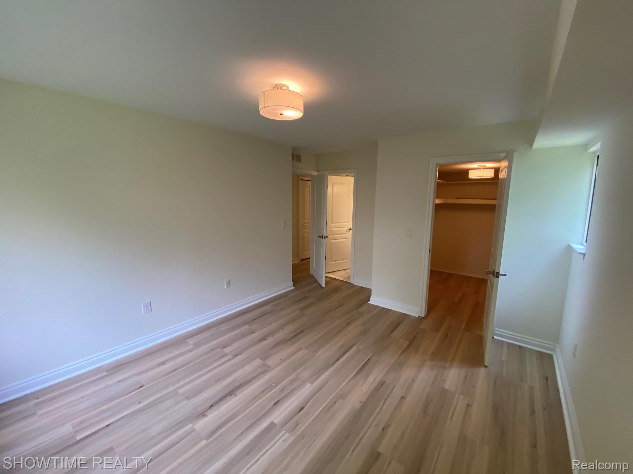 1697 Riverside Drive 18