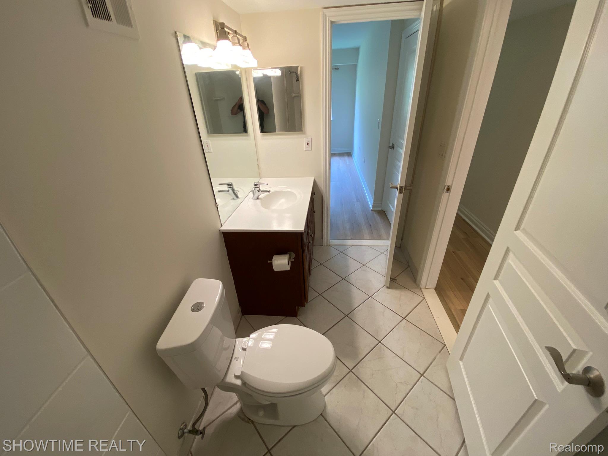 1697 Riverside Drive 18