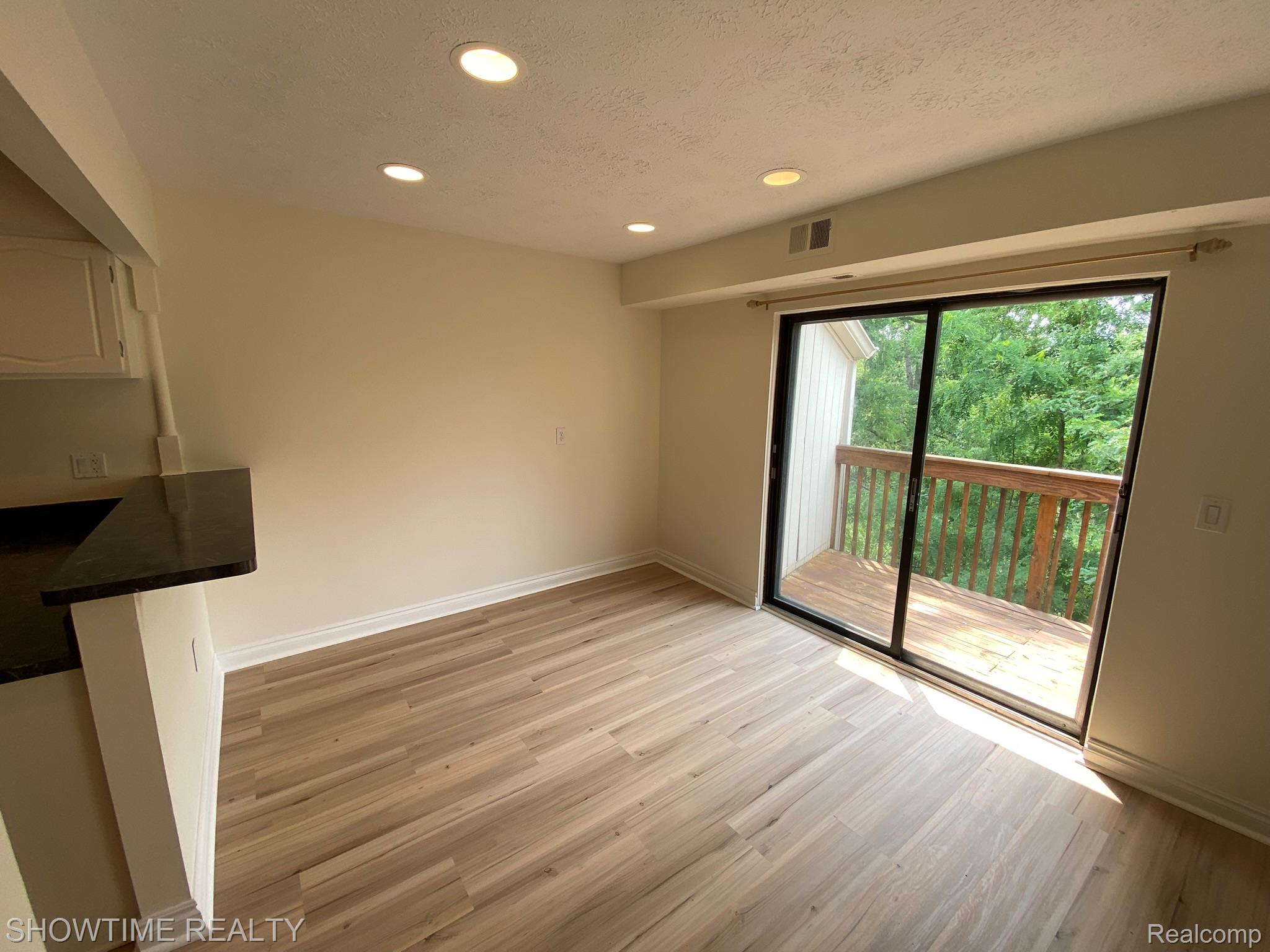 1697 Riverside Drive 18