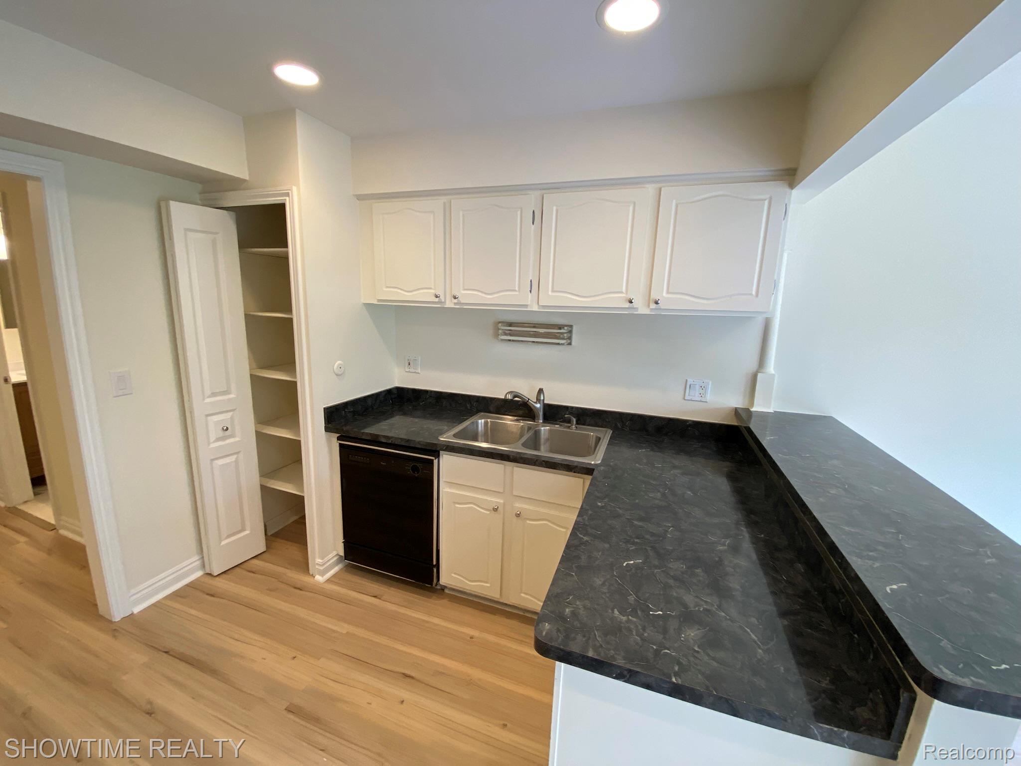 1697 Riverside Drive 18