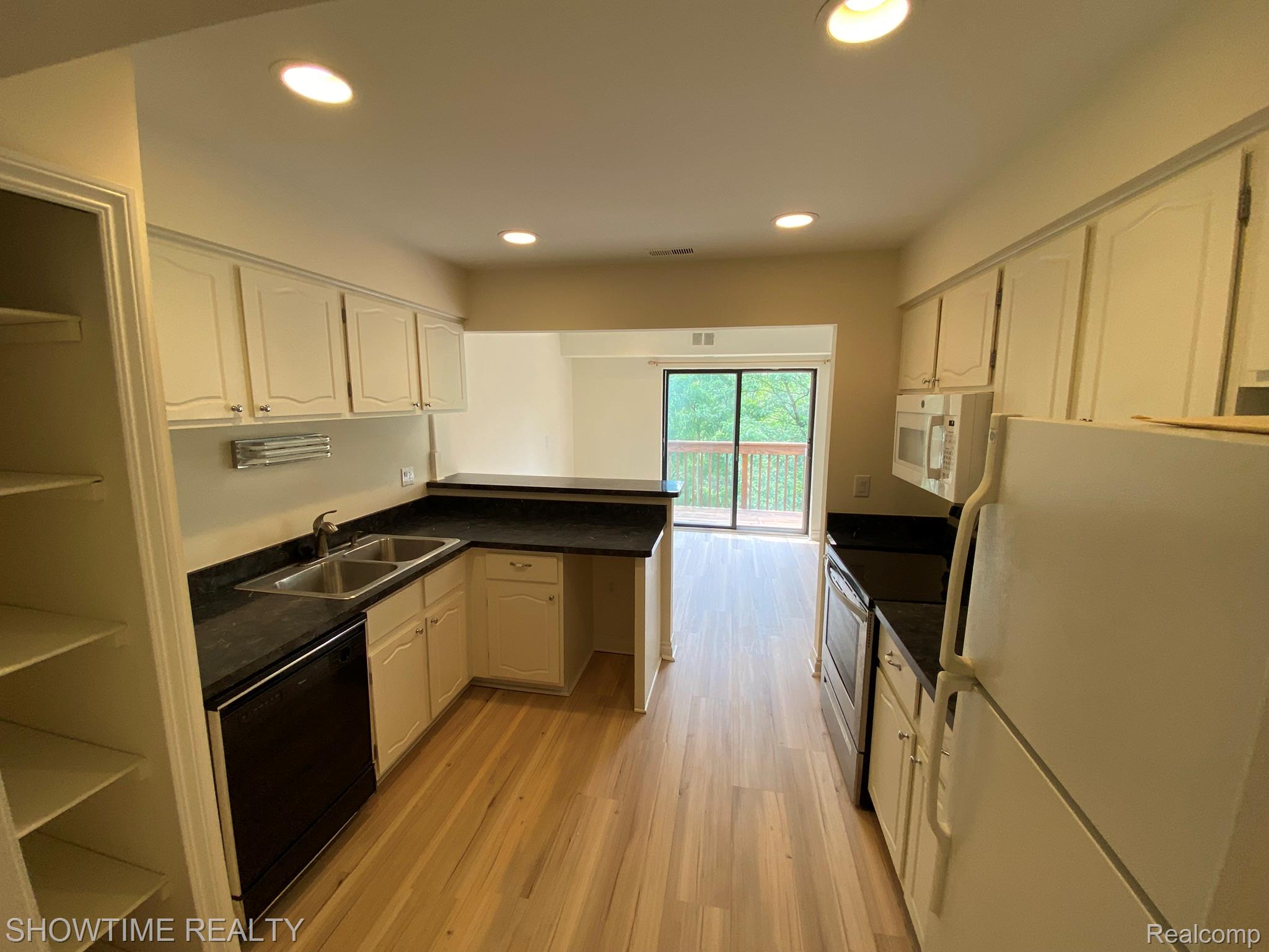 1697 Riverside Drive 18