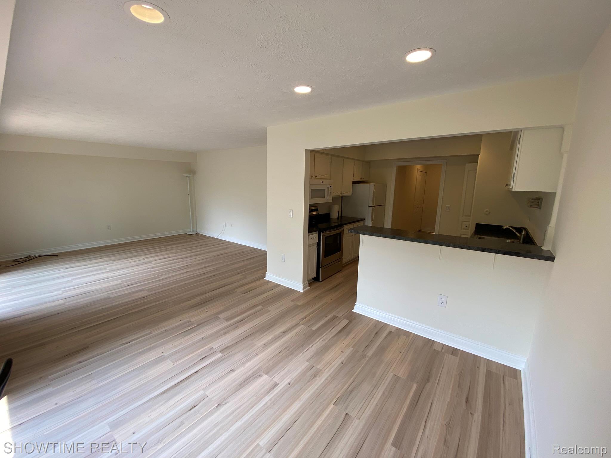 1697 Riverside Drive 18