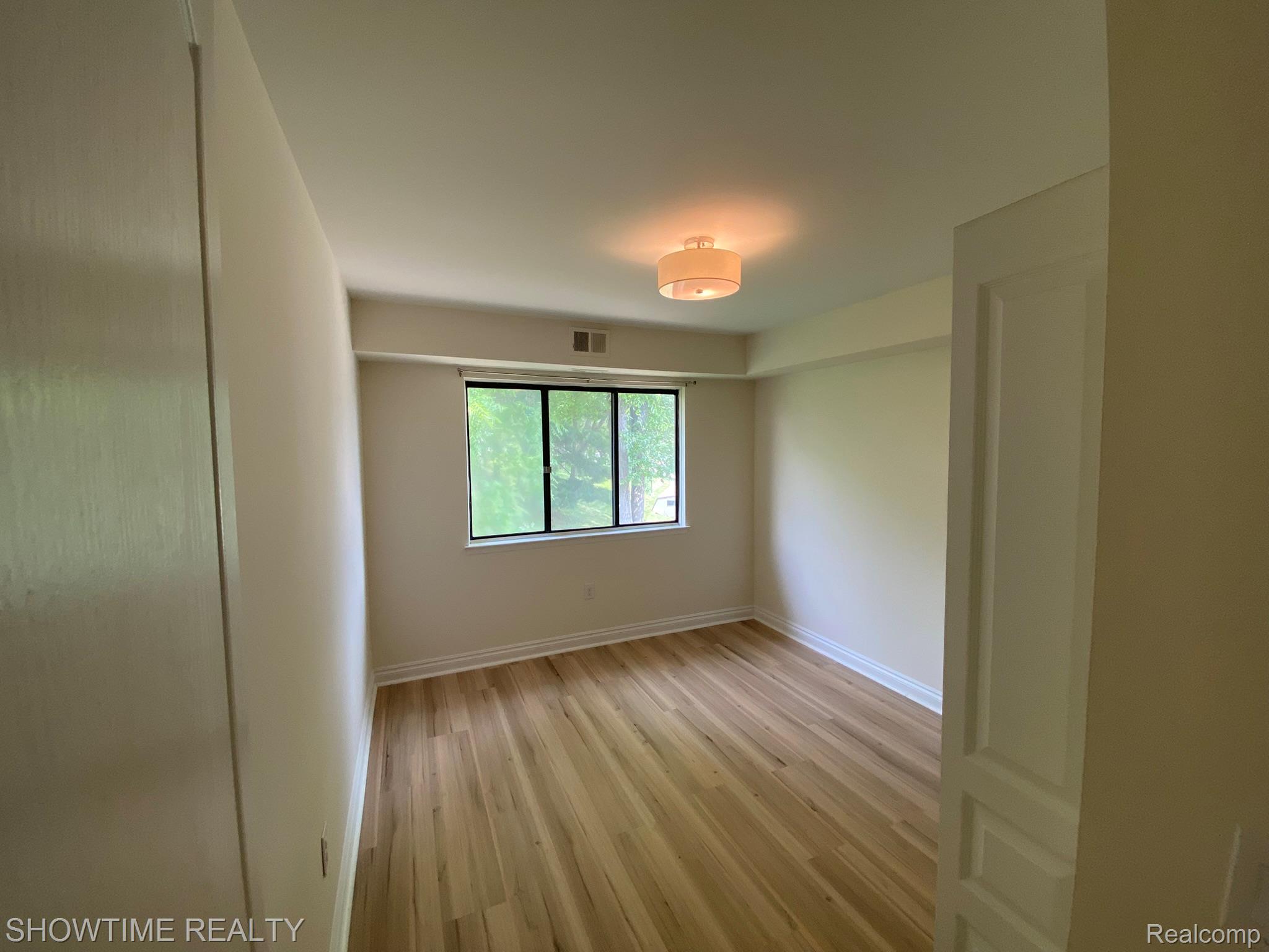 1697 Riverside Drive 18