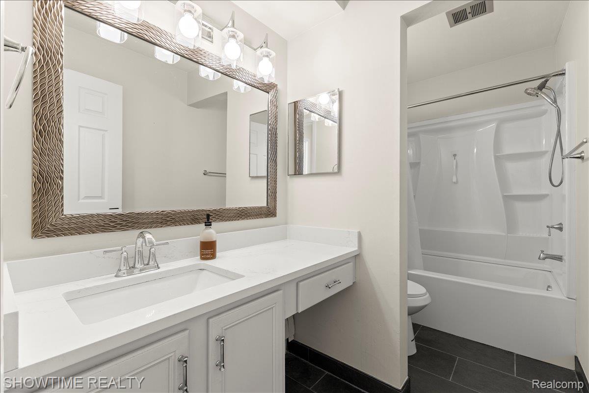 2425 Torquay Avenue 101