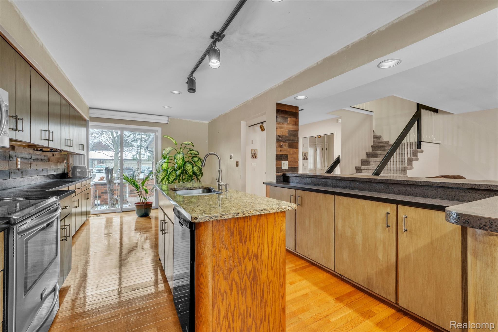 49285 Ashley Court