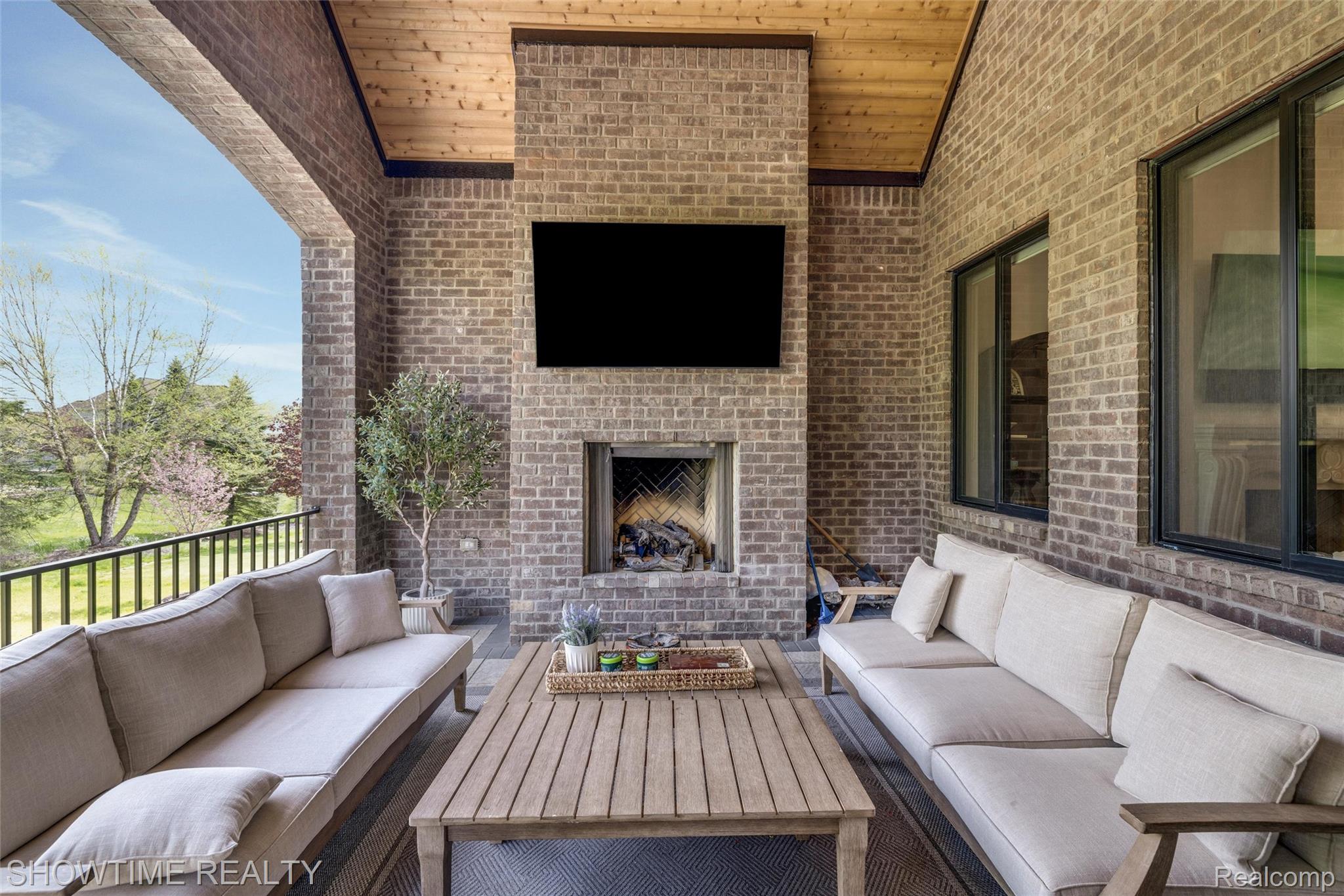 4805 Woodland Hills Drive