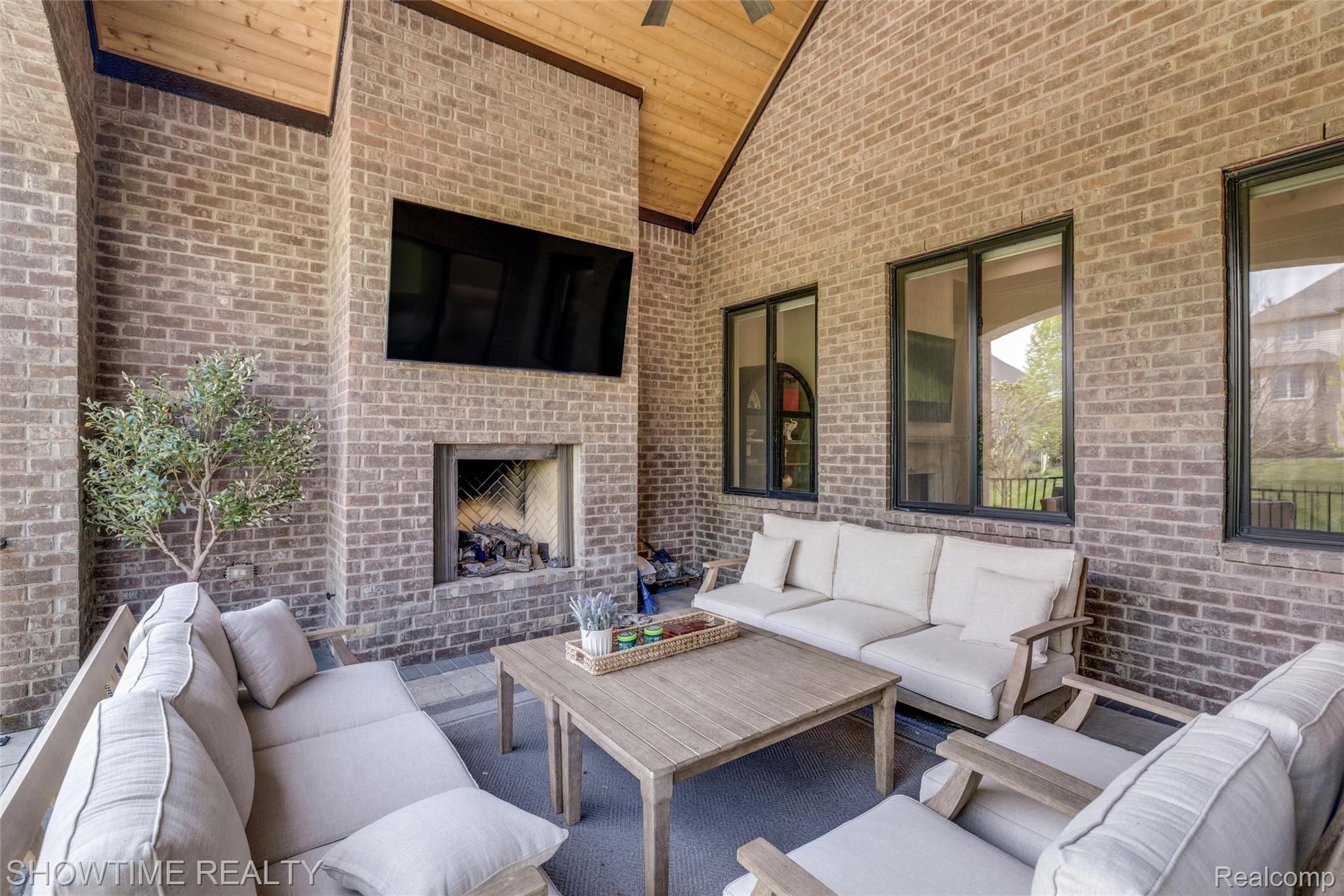 4805 Woodland Hills Drive