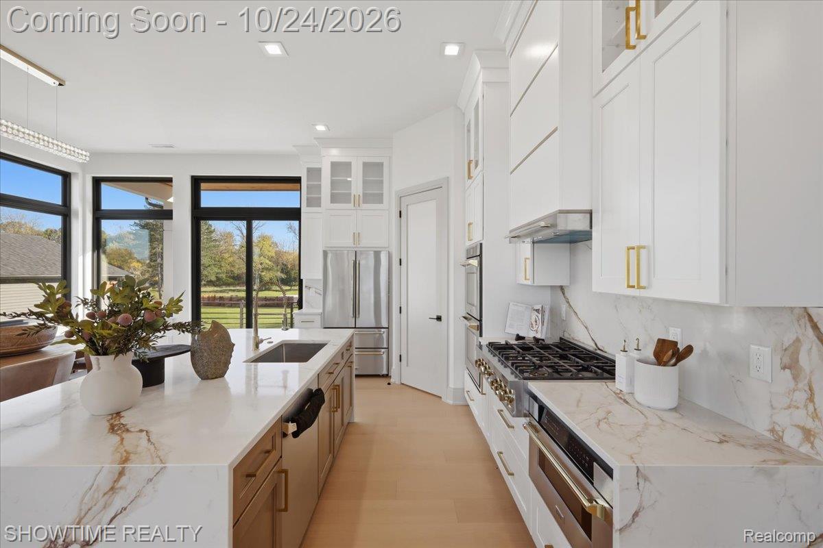 2105 S Long Lake RD