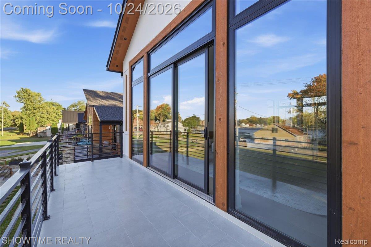 2105 S Long Lake RD