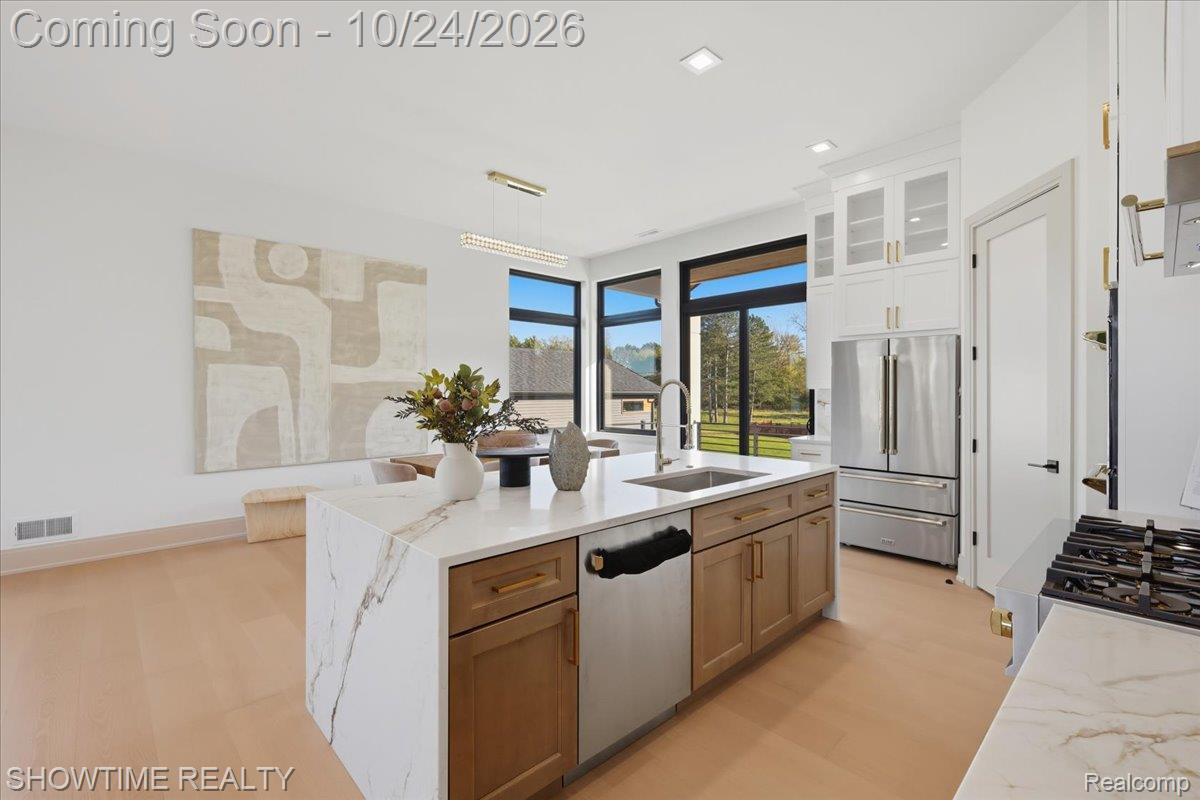 2105 S Long Lake RD