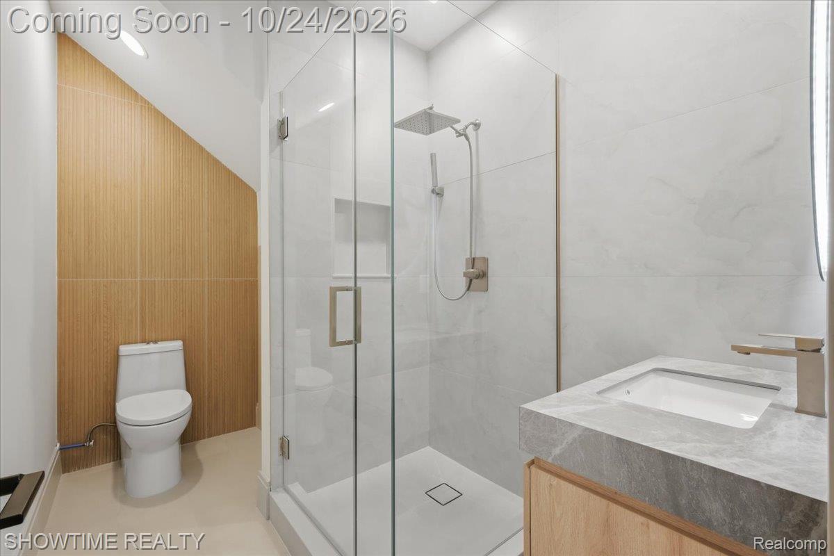 2105 S Long Lake RD