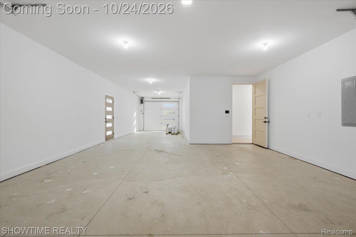 2105 S Long Lake RD