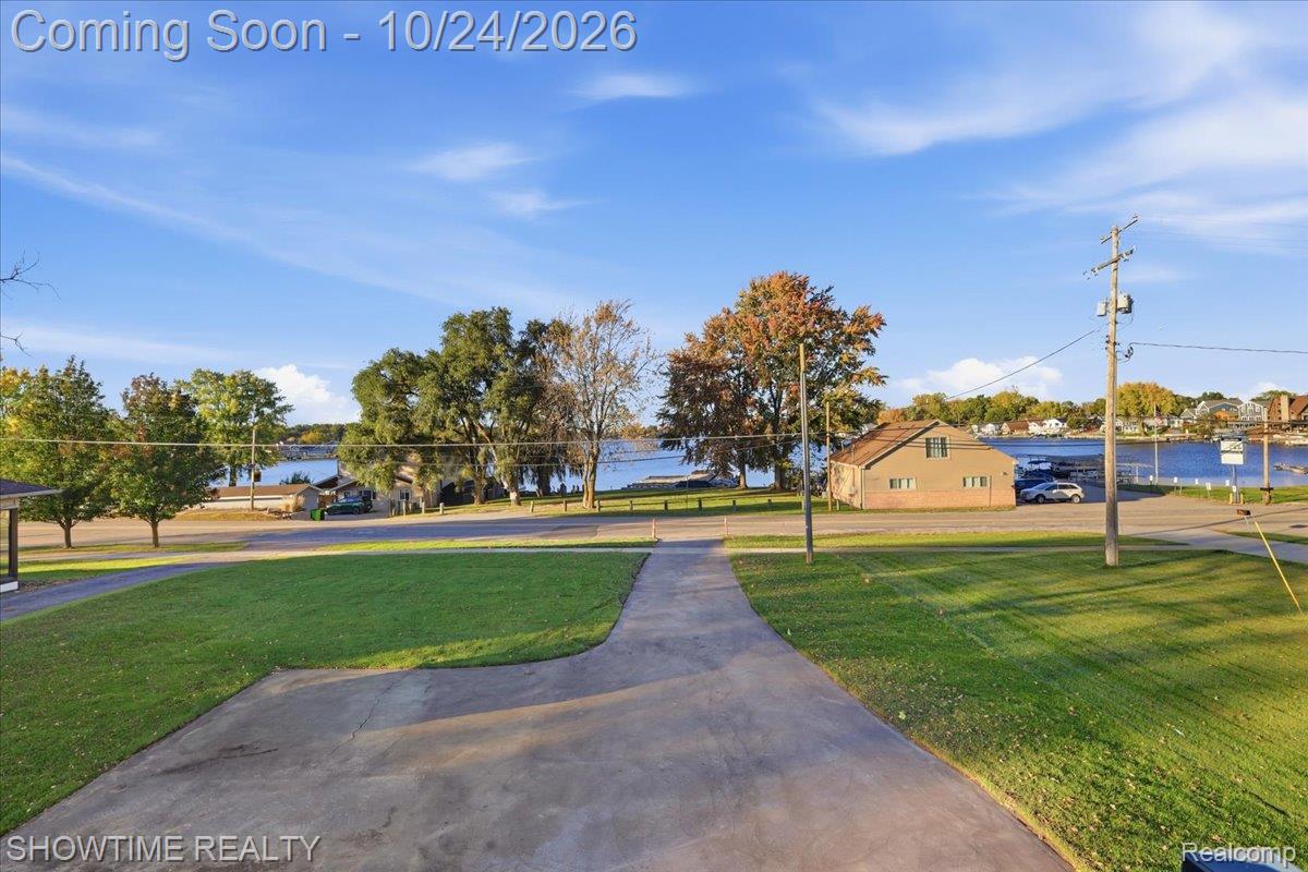 2105 S Long Lake RD