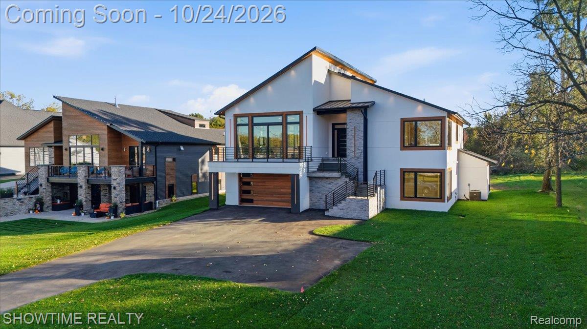 2105 S Long Lake RD