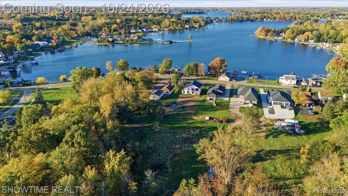 2105 S Long Lake RD