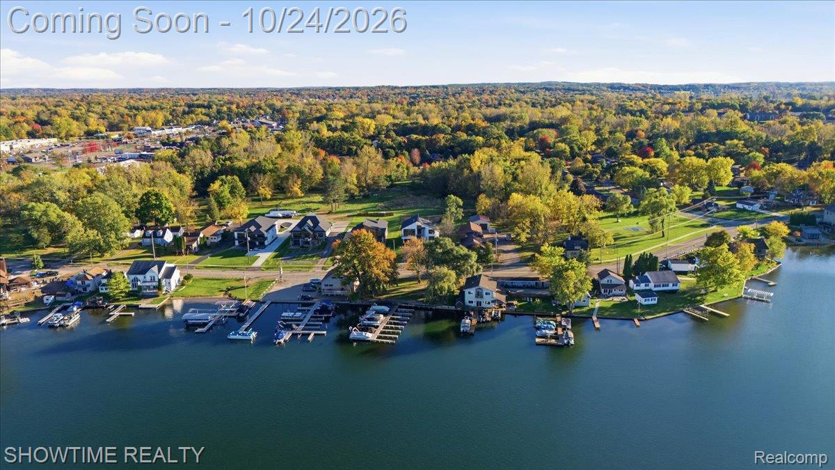 2105 S Long Lake RD