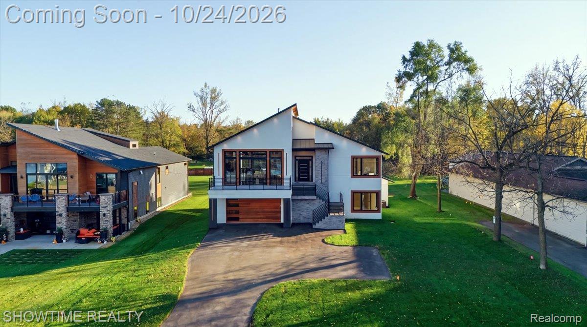 2105 S Long Lake RD