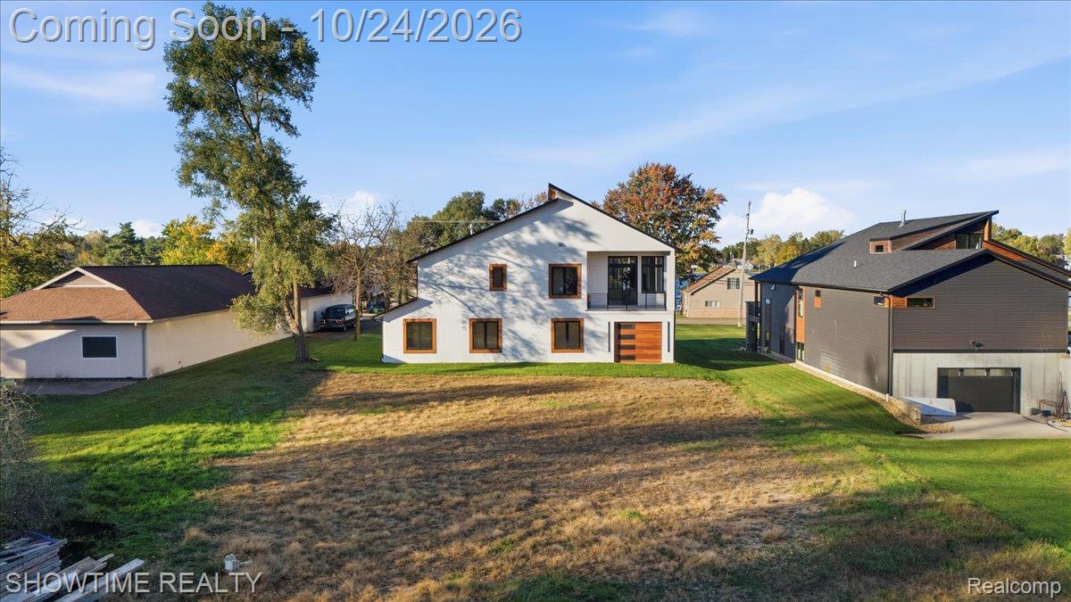 2105 S Long Lake RD