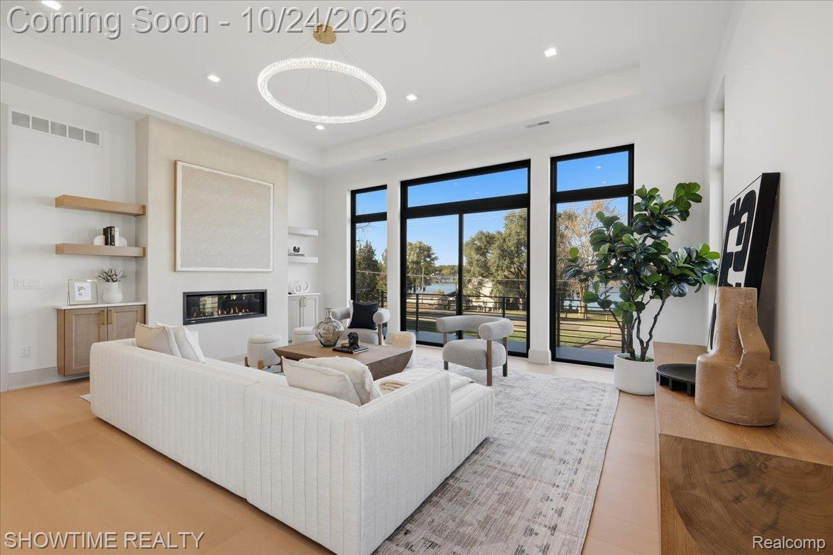 2105 S Long Lake RD
