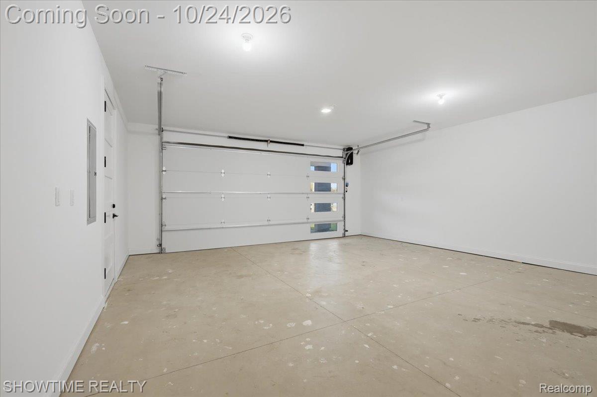 2105 S Long Lake RD