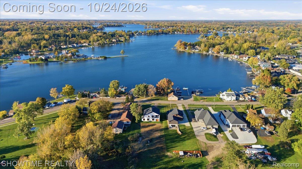 2105 S Long Lake RD